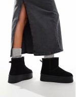flatform boots in black