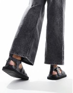 Budapest Fisherman Sandal in black